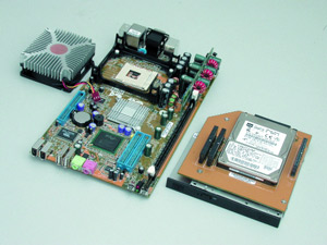 � ��������� barebone-�������� ��� ����� ���� ������� HDD � CD-ROM � ����������� ���������� (������ Iwill ZPC).