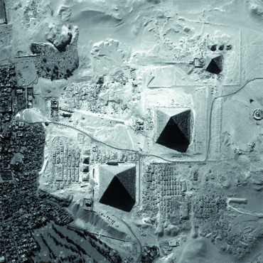 Пирамиды в Гизе. Снимки со спутника IKONOS фирмы Space Imaging с разрешением 1 метр (www.spaceimaging.com/gallery).