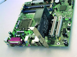 ����� ADD2 ��� ���� PCI Express x16 ������� Intel 915G. � ������ ������ ��� ������������ DVI-�����, ������������� ��� ������ ����� PanelLink SiI1364 �� Silicon Image.